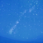 移動式プラネタリウムのドームに映し出される星空＝兵庫県明石市明南町３