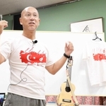 ギターを片手にトルコを横断した経験を語る藤本明生さん＝明石市魚住町金ケ崎