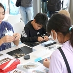 魚との触れ合い、煮干しの解剖…　明石で「海が好きになるツアー」小中生30人参加