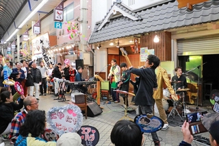 盛り上がる会場＝明石市本町１