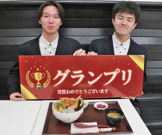 「淡路島産釜揚げしらすと天ぷらのまんぷく丼」を考案した中島琉維さん（左）と松岡尚輝さん＝明石市大久保町松陰