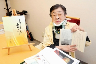 届いた便りを前に著書を紹介する増田妥依子さん＝小野市内