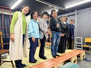 １１月２２、２３日、初の長編劇を披露する「劇団グランドジェネレーション」のメンバー＝明石市本町１