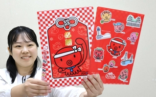 必勝祈願のお守りや観光スポットを載せたクリアファイル＝明石観光協会