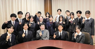 募金への協力を呼びかける山本育海さん（前列中央）と高校生ら＝明石市役所