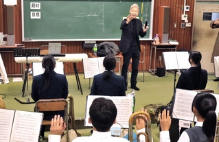吹奏楽部員らを指導する大野俊三さん＝野々池中学校