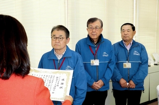 丸谷聡子市長（左端）から感謝状を受け取る「ぶらり子午線観光ガイド連絡会」の山本利久会長（左から２人目）ら＝明石市役所