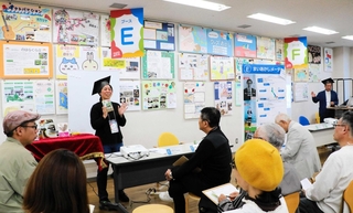 明石に関するユニークな話題について熱く語る登壇者と参加者ら＝明石市東仲ノ町