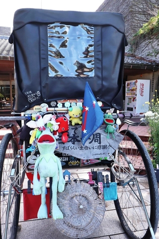 福浪さんが各地の人々から贈られたストラップの付いた人力車の背面＝県立明石公園