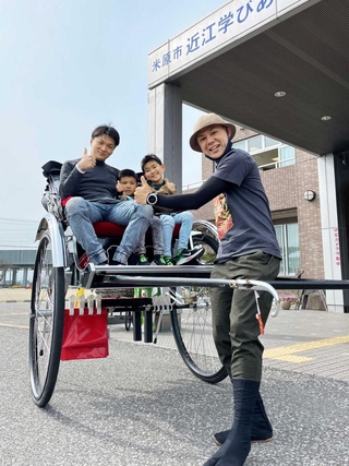 客を人力車に乗せる福浪弘和さん＝滋賀県米原市（福浪さん提供）