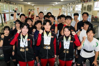 今年８月のインターハイで個人優勝を果たした（前列左から）田中那海さん、松岡甚一朗さん、山本碧優さん＝明石市明南町３