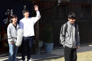 酒蔵で撮影に臨むダブル主演の細田龍之介さん（中央）と大八木凱斗さん（右）、川田すずさん＝明石市魚住町西岡