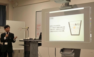 研究成果を発表する参加者＝明石北高校