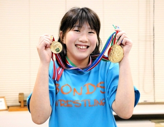 金メダルを手に笑顔の石原莉央奈さん＝明石市役所