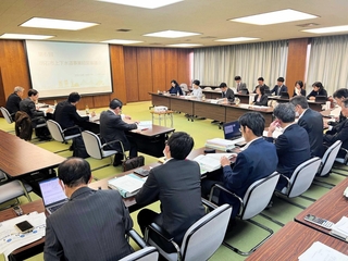 水道料金の値上げ案が示された市上下水道事業経営審議会＝明石市中崎１