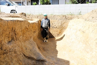 発掘調査で見つかった堀。「西岡構居」の一部とみられる＝明石市魚住町西岡（市文化・スポーツ室歴史文化財担当提供）