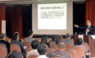 杉江健二さんの講演を聴く参加者ら＝明石市相生町２