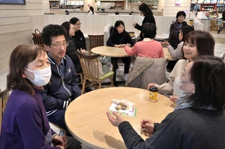 飲み物を片手に談笑する参加者ら＝明石市大久保町ゆりのき通２