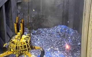 リチウムイオン電池が原因とみられるごみピットでの火災の映像＝９月１８日、明石クリーンセンター（明石市提供）