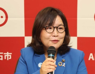 空調機器の設置について会見で話す丸谷聡子市長＝明石市役所