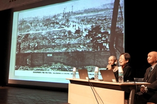 焼け野原になった明石の市街地の写真を見ながら当時の経験を話す矢野蓉子さん（中央）＝明石市立市民会館