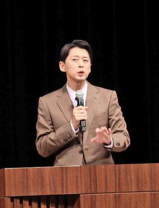 自身の経験と考えを語る明石市出身の気象キャスター蓬莱大介さん＝明石市立市民会館