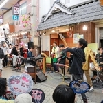 盛り上がる会場＝明石市本町１