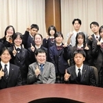 募金への協力を呼びかける山本育海さん（前列中央）と高校生ら＝明石市役所