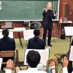 吹奏楽部員らを指導する大野俊三さん＝野々池中学校