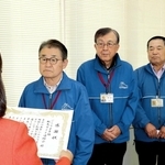 丸谷聡子市長（左端）から感謝状を受け取る「ぶらり子午線観光ガイド連絡会」の山本利久会長（左から２人目）ら＝明石市役所