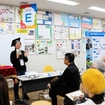 明石に関するユニークな話題について熱く語る登壇者と参加者ら＝明石市東仲ノ町