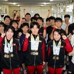 今年８月のインターハイで個人優勝を果たした（前列左から）田中那海さん、松岡甚一朗さん、山本碧優さん＝明石市明南町３