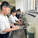 インフルエンザなどの感染予防をしようと、手洗いする人丸小学校の児童ら＝明石市東人丸町