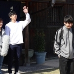 酒蔵で撮影に臨むダブル主演の細田龍之介さん（中央）と大八木凱斗さん（右）、川田すずさん＝明石市魚住町西岡