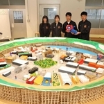 展示した大屋根リングの模型と（右から）井筒璃央さん、黒石航平さん、小篠誌織さん、石川彩心さん＝明石市魚住町西岡