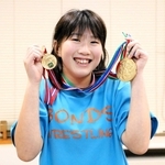 金メダルを手に笑顔の石原莉央奈さん＝明石市役所