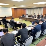 水道料金の値上げ案が示された市上下水道事業経営審議会＝明石市中崎１