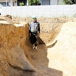 発掘調査で見つかった堀。「西岡構居」の一部とみられる＝明石市魚住町西岡（市文化・スポーツ室歴史文化財担当提供）