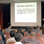 杉江健二さんの講演を聴く参加者ら＝明石市相生町２