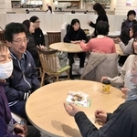 飲み物を片手に談笑する参加者ら＝明石市大久保町ゆりのき通２