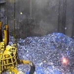 リチウムイオン電池が原因とみられるごみピットでの火災の映像＝９月１８日、明石クリーンセンター（明石市提供）