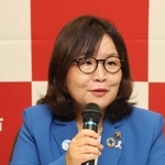 空調機器の設置について会見で話す丸谷聡子市長＝明石市役所