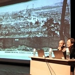 焼け野原になった明石の市街地の写真を見ながら当時の経験を話す矢野蓉子さん（中央）＝明石市立市民会館