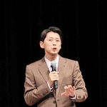 気象予報士、蓬莱大介さんがエール「好奇心持って挑戦を」 明石西高卒業生、創立50周年式典で講演