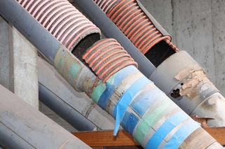 瓶を貯蓄ヤードに排出するホース。劣化が進んでいる＝明石市大保町松陰