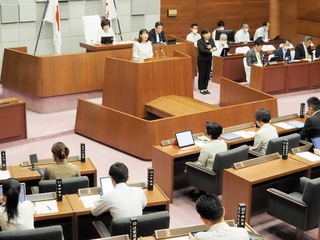 ６月議会で所信表明をする丸谷聡子市長。新ごみ処理施設の基本計画は、丸谷市長に引き継がれた＝２０２３年６月、明石市議会の本会議場