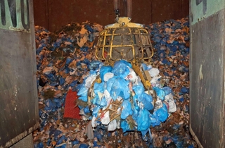 焼却施設のごみピットで、可燃ごみをつかむクレーン。新施設整備に向け、排出量をいかに削減するかが課題だ＝明石市大久保町松陰