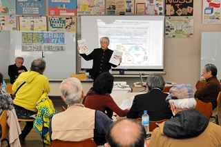 市民団体「新ごみ処理施設計画を考える会」が開いた勉強会＝明石市東仲ノ町