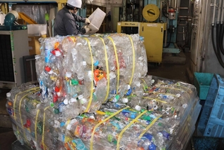 飲料メーカーに引き渡されるペットボトル。はがされていないラベルが目立つ＝明石市大久保町松陰