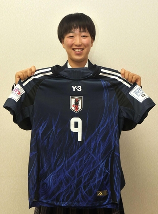 日本代表のユニフォームを手に、試合を振り返る平七海さん＝明石南高校